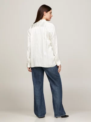Camisa de cetim com riscas e corte descontraído