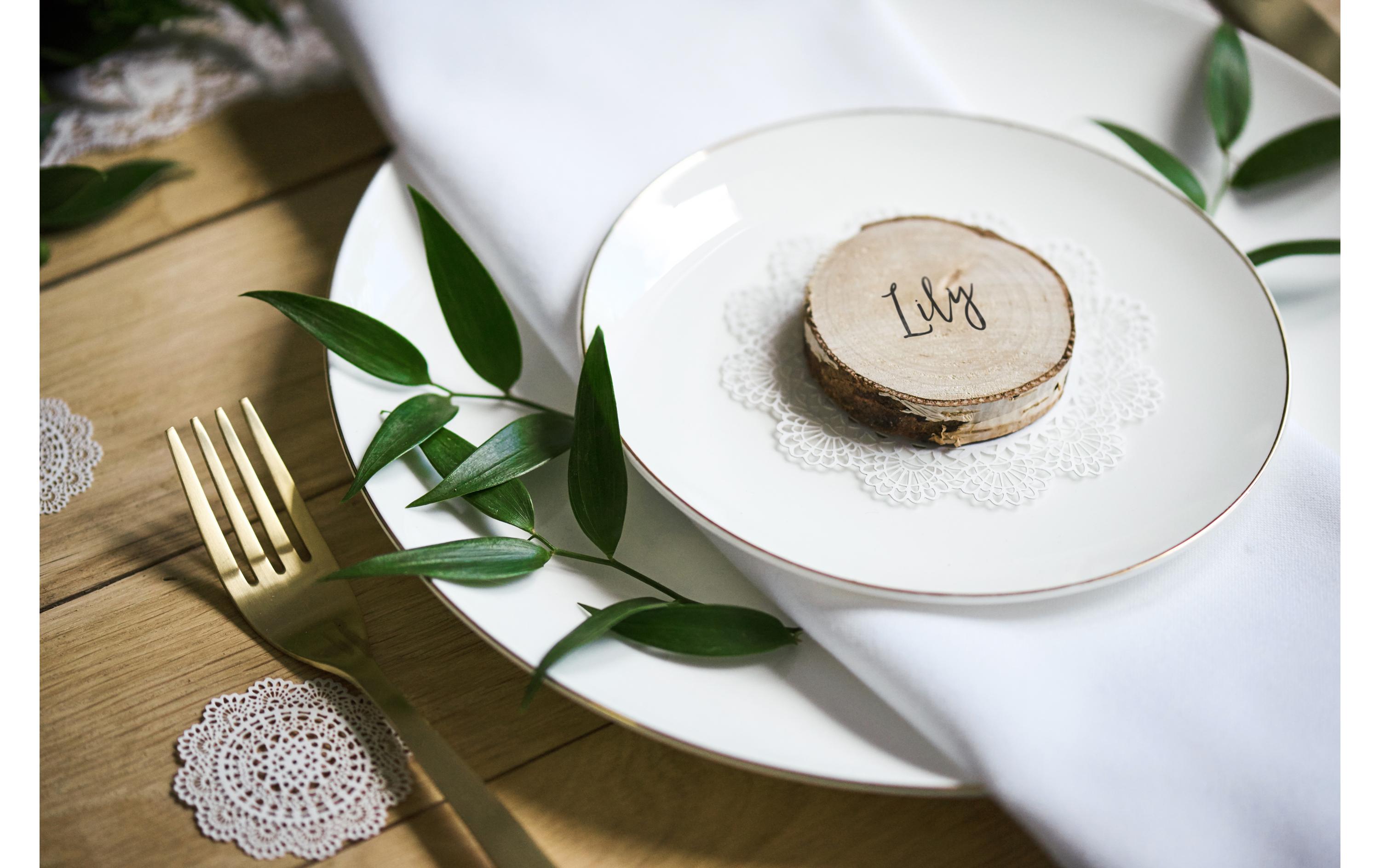 Tischkarte Holzscheibe Ø 4.5-6.5 cm H: 1 cm, 20 Stück, BraunPlatzkarte für den gedeckten Tisch an der Hochzeit und Festen wie Geburtstagspartys oder Silvester
