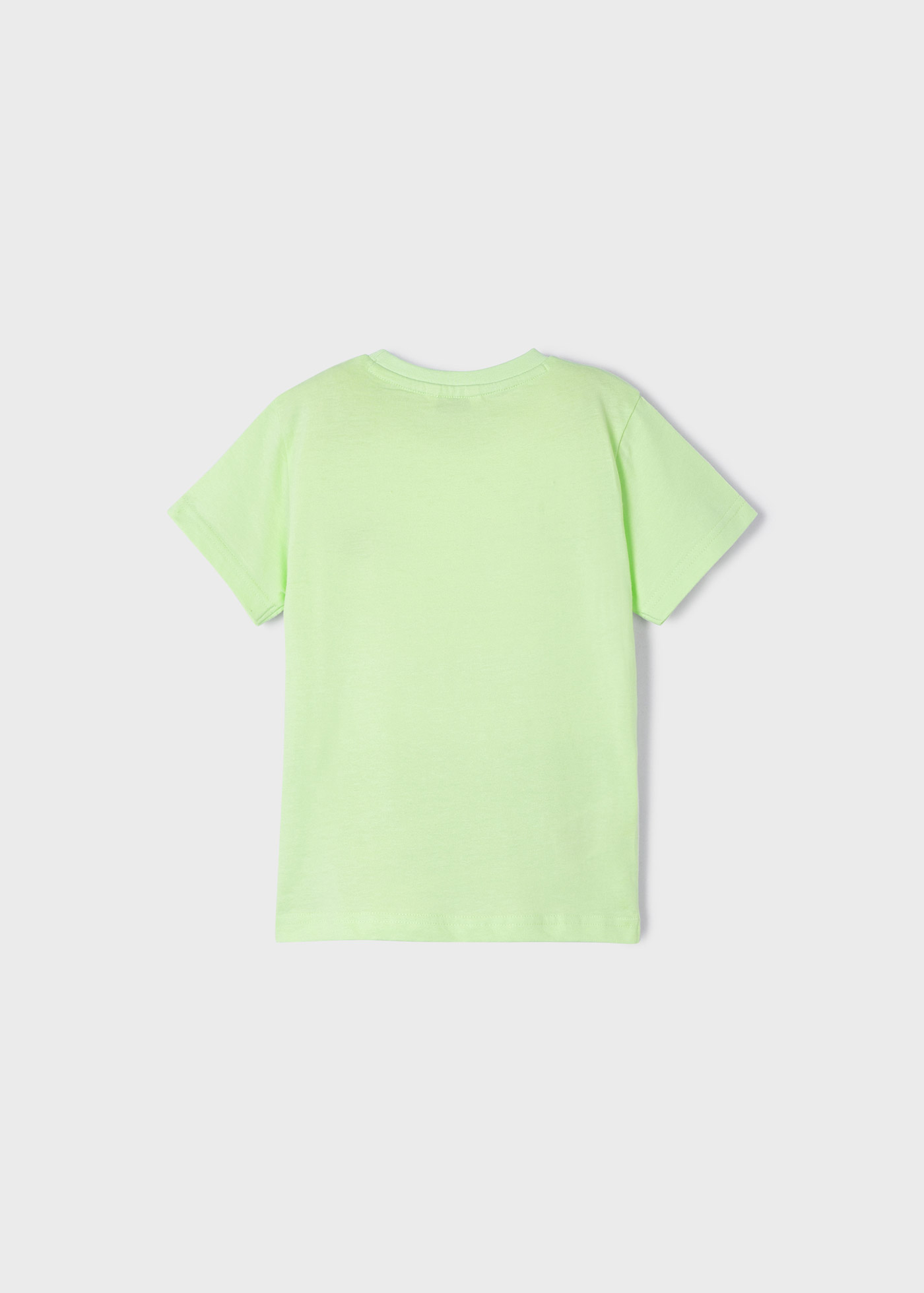 Camiseta infantil masculina em algodão sustentável com estampa.