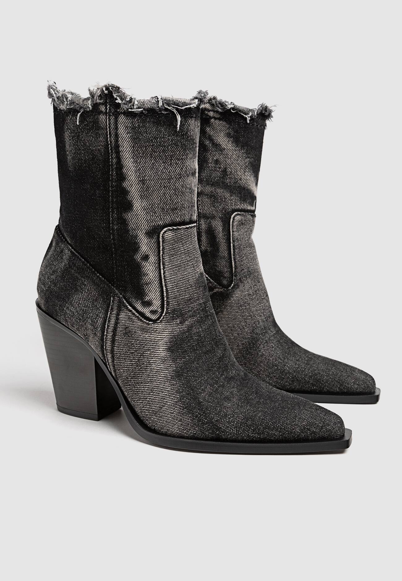 Botas de cano curto estilo cowboy com salto alto em jeans