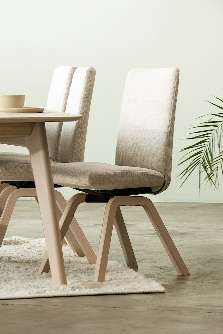 Chilli spisestol Tekstil Peony light beige. Høy rygg med hvitlasert D200 understell.