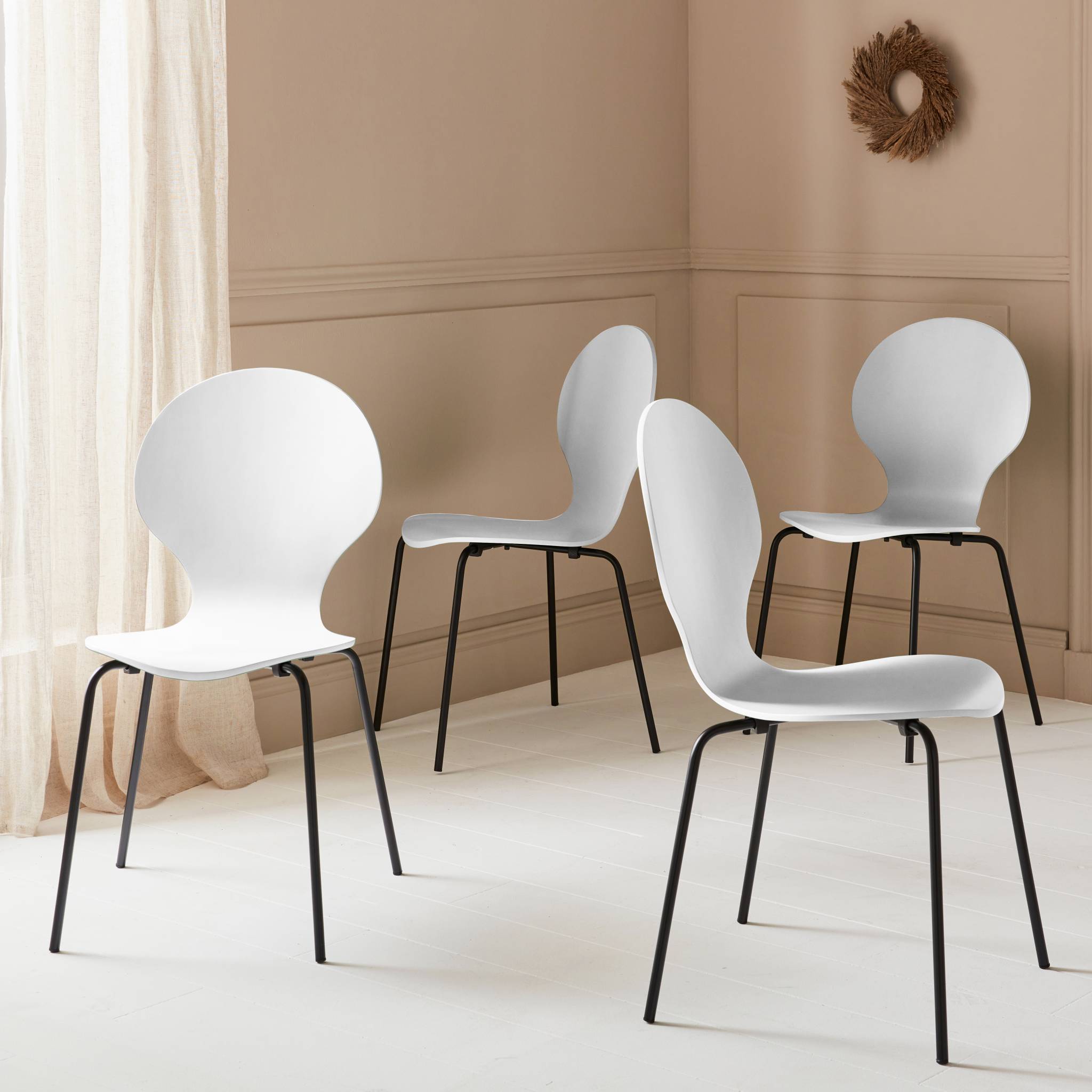 Lot de 4 chaises blanches. Rétro empilables. Bois d'hévéa et contreplaqué. Pieds en acier. Naomi. L 43 x p 48 x h 87cm