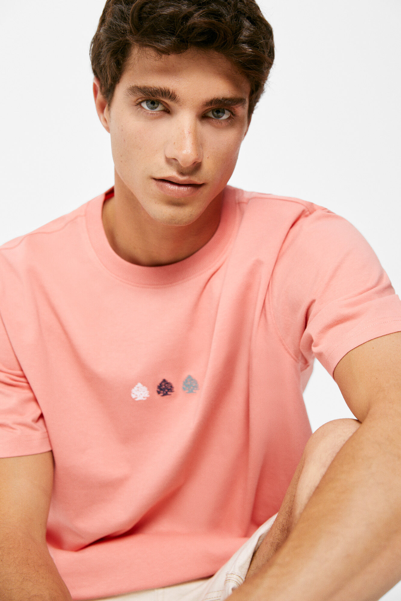 Camiseta roxa com estampa de árvore