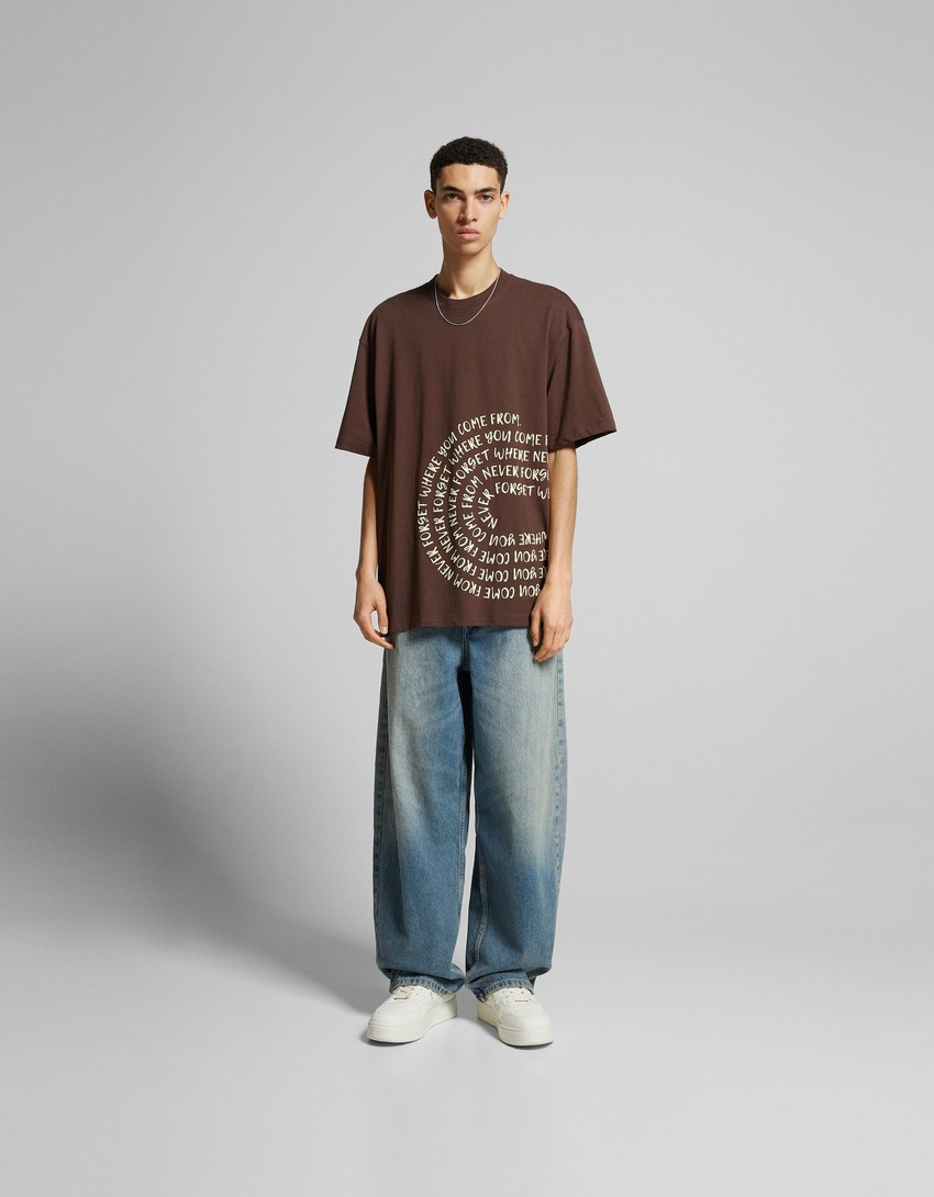 Camiseta de manga curta com estampa e modelagem quadrada
