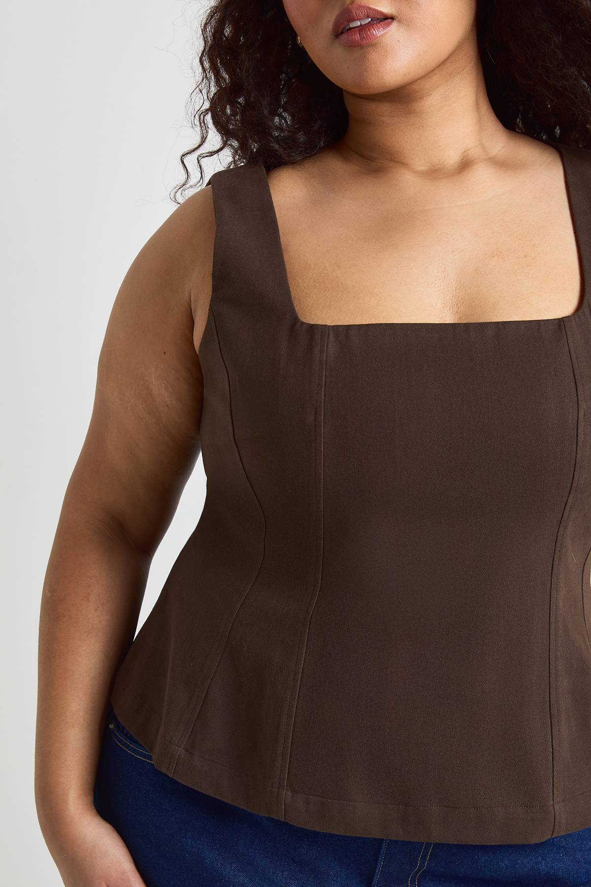 boohoo Haut Peplum Grande Taille En Sergé À Encolure Carrée