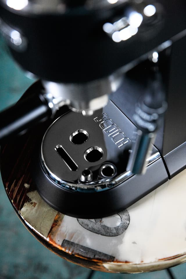 DeLonghi Dedica espressomaskine EC685BK (sort)
