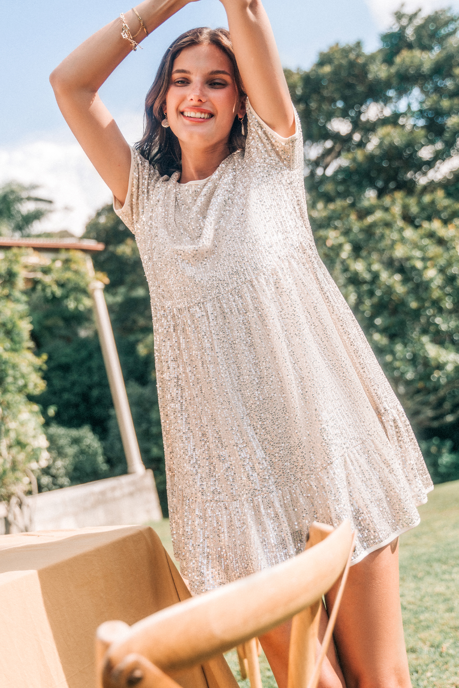 Robe mini à manches courtes et ourlet à volants