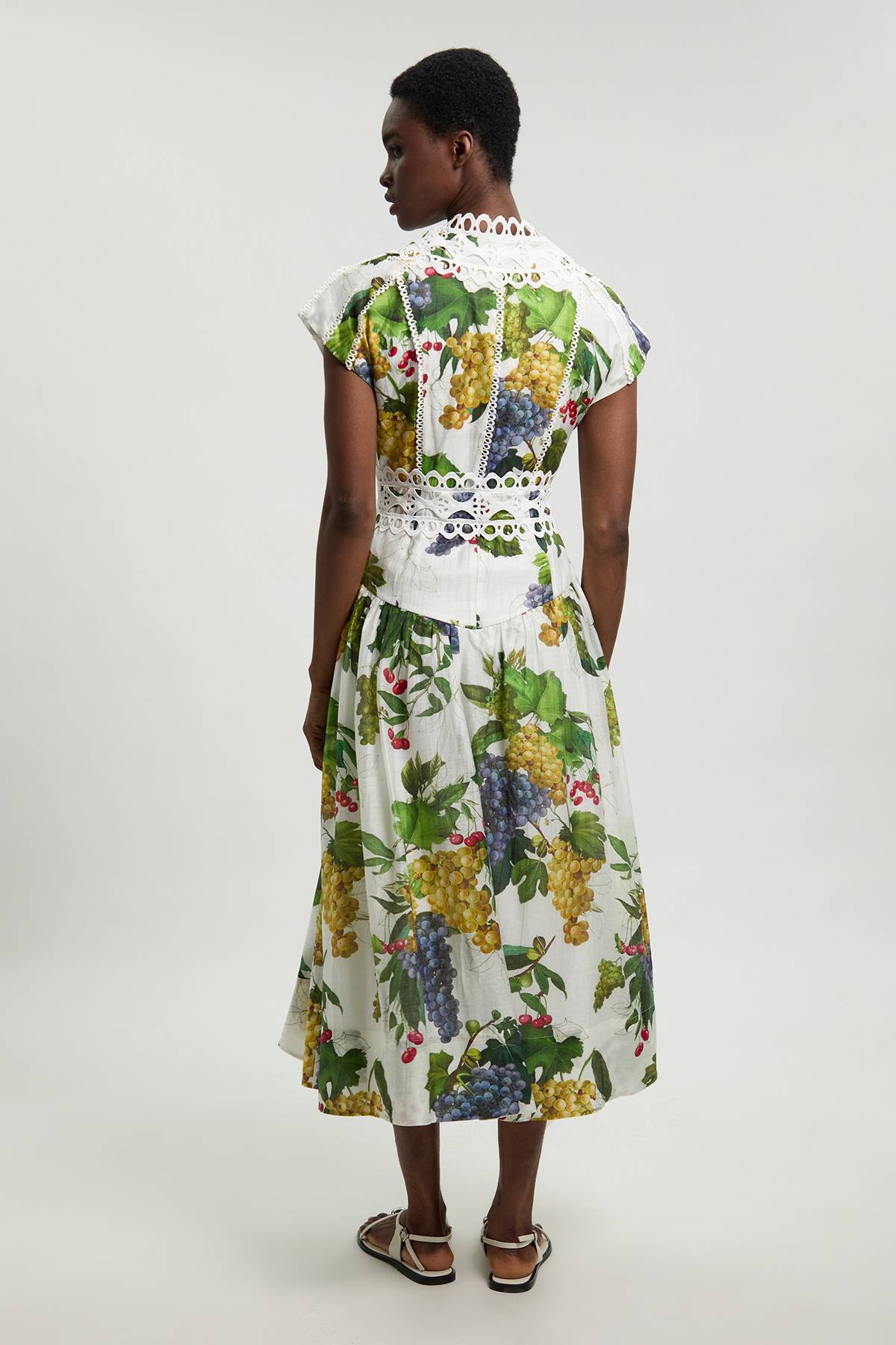 KarenMillen Robe Maxi Tissée À Manches Courtes Avec Imprimé Fruits Et Détail De Galon Petite Taille
