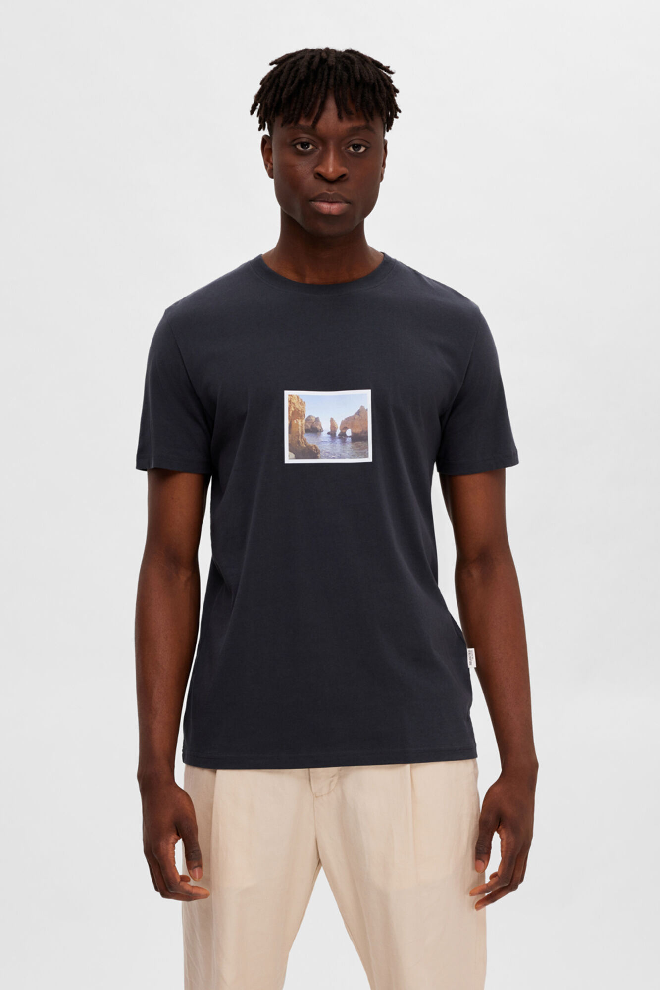 Camiseta de manga curta em algodão orgânico com estampa. - Preta