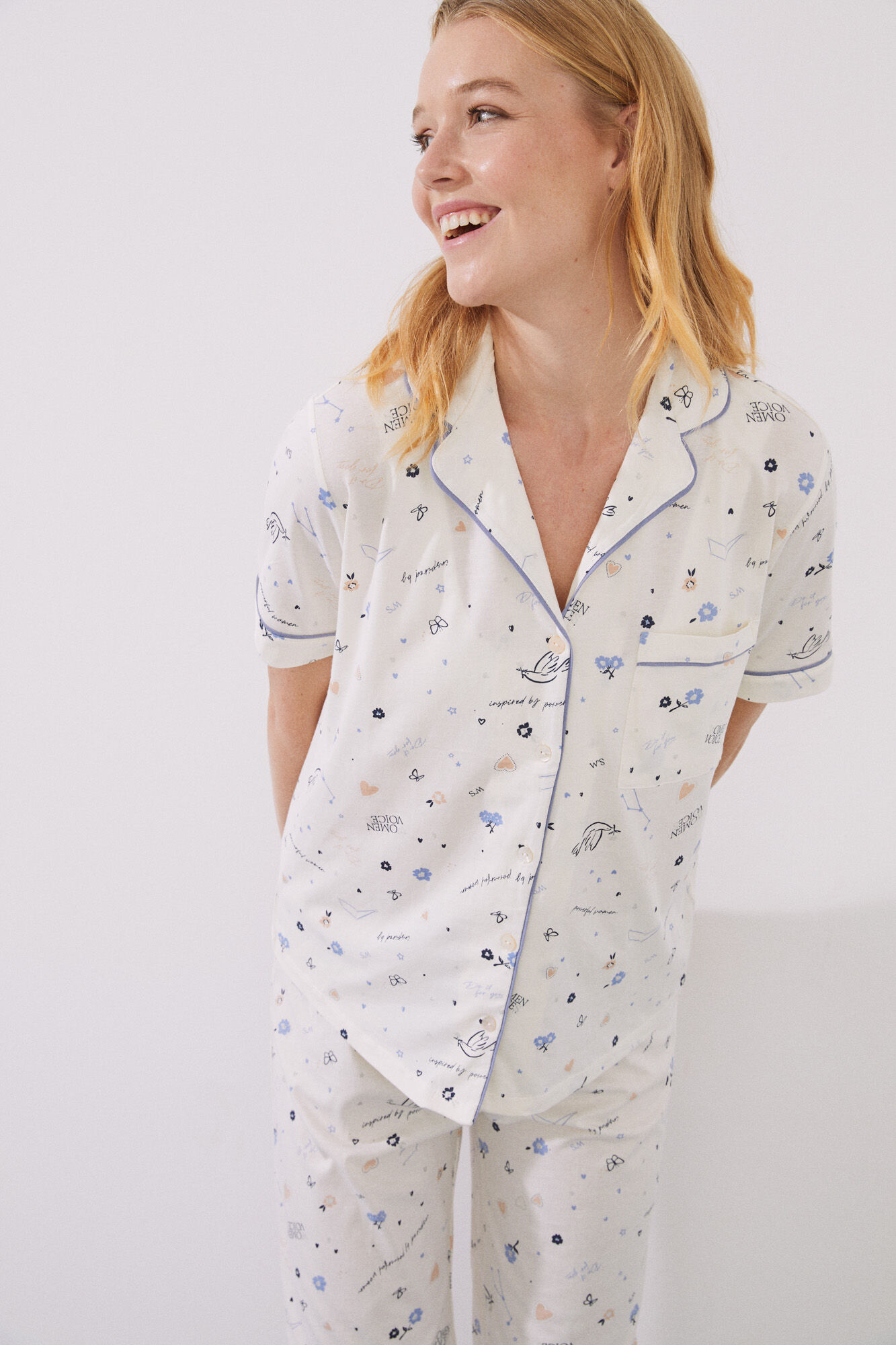 Pijama estilo camisa bege estampado, 100% algodão.