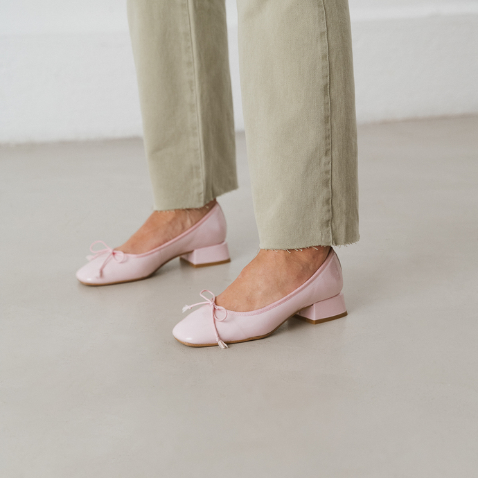 Ballerines à talons  en vernis plissé rose clair
