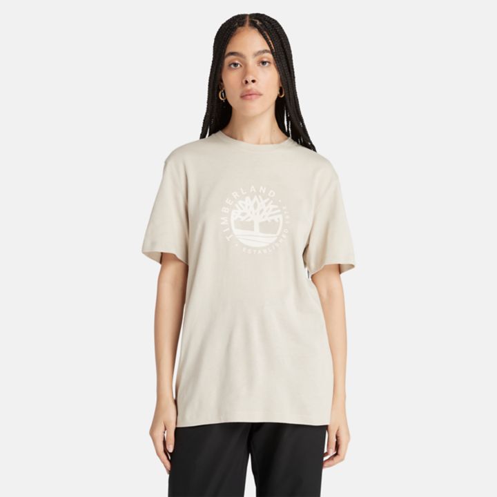 Camiseta Tencel x Refibra com estampa do logo na cor bege.