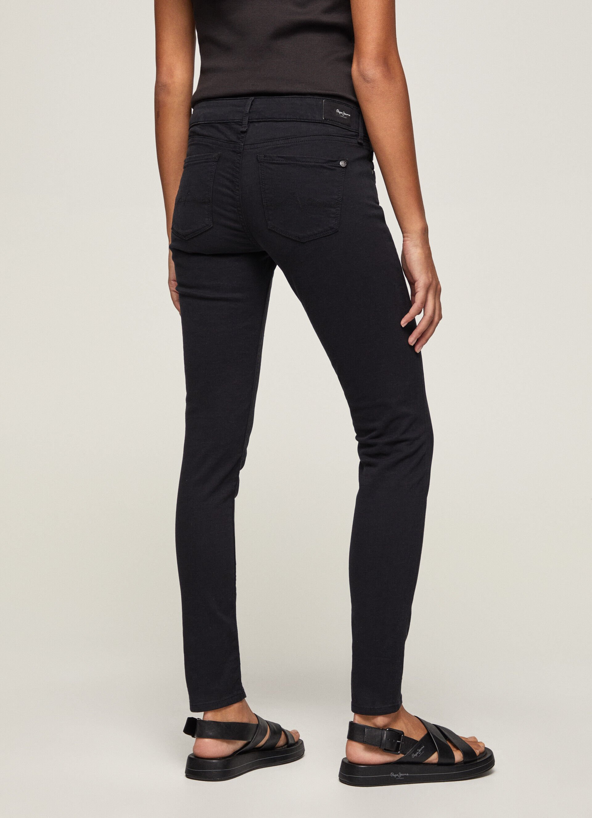 Calça skinny com 5 bolsos - preta