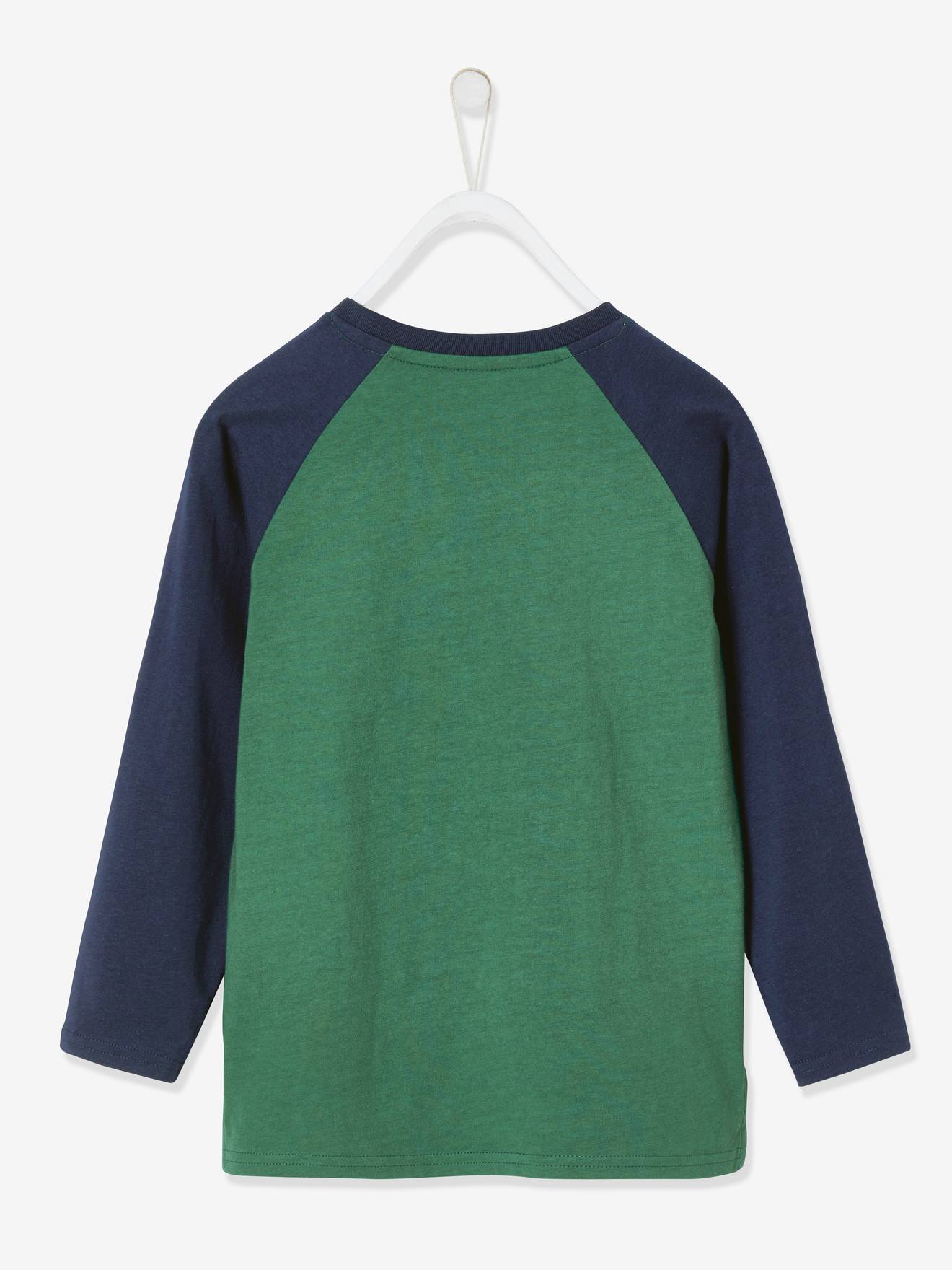 Camiseta esportiva infantil com estampa de bola em relevo e mangas raglan, verde médio liso com detalhes.
