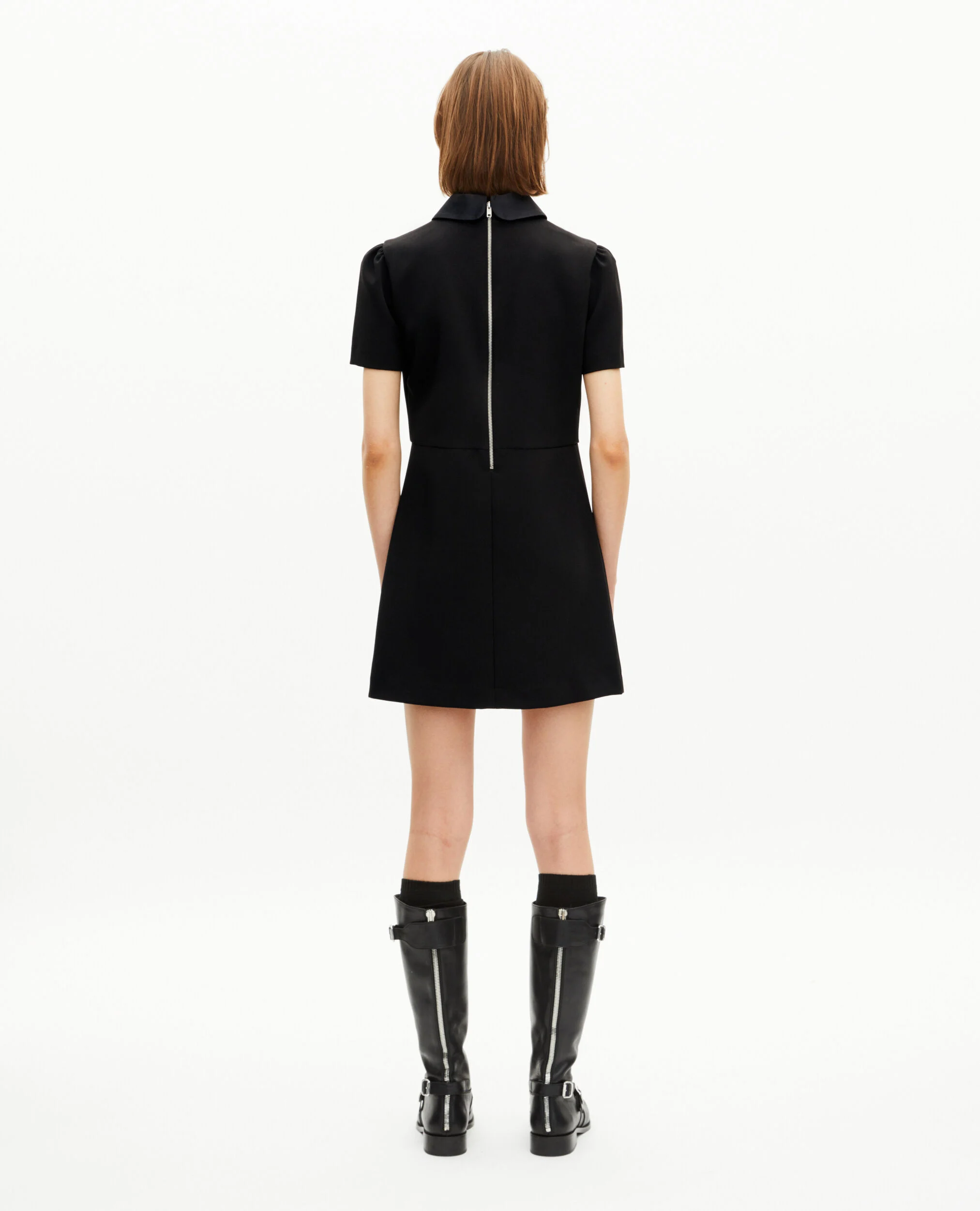 Robe courte col claudine en satin noire