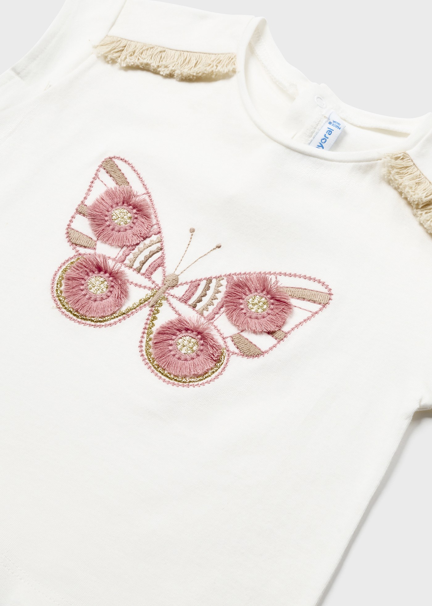 Camiseta infantil com bordado em algodão sustentável.