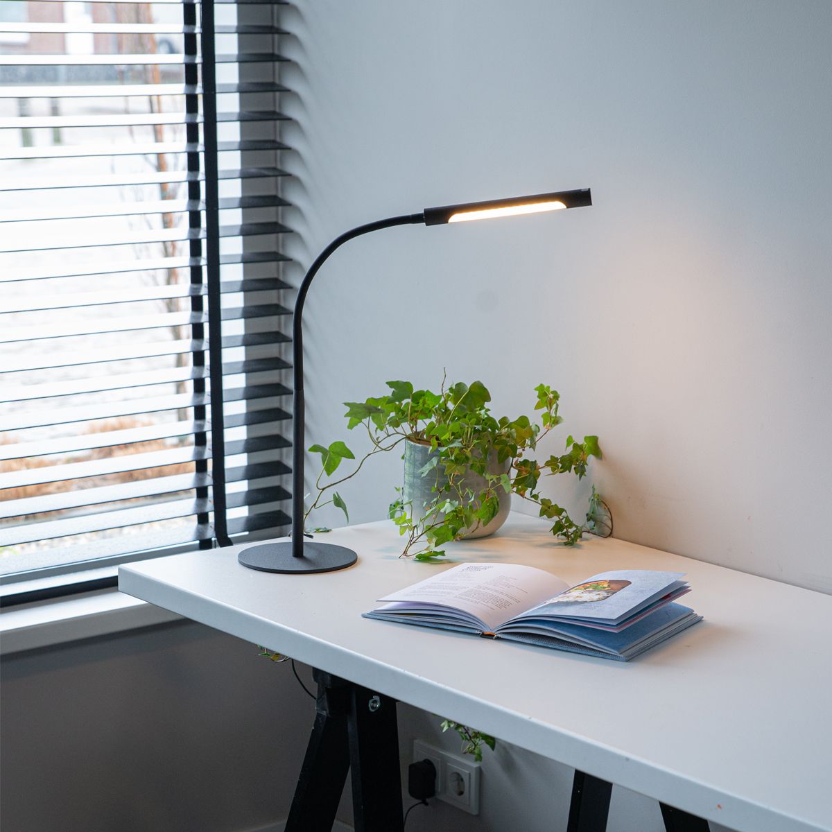 Design tafellamp zwart incl. LED met touch dimmer - Palka