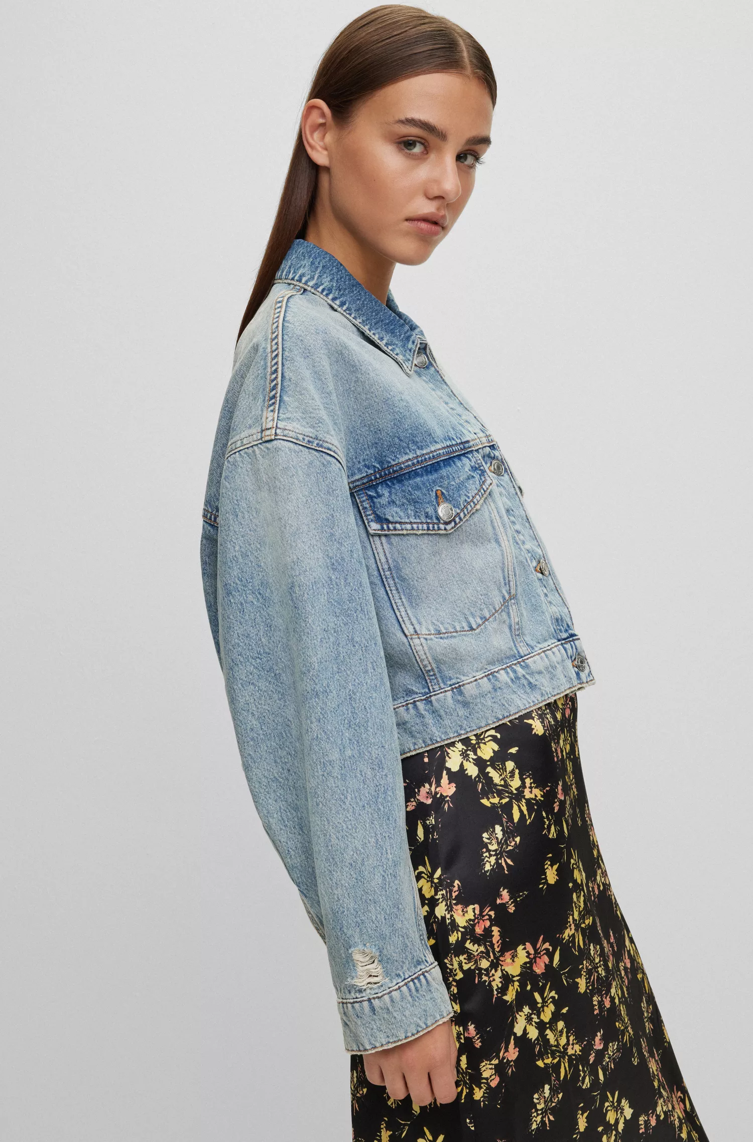 Jaqueta cropped vermelha HUGO em jeans rígido azul com detalhes em strass.