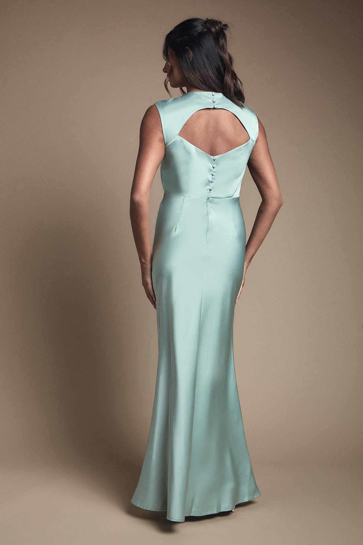 Oasis Robe de Demoiselle d'Honneur Longue en Satin avec Détail Dos Ouvert