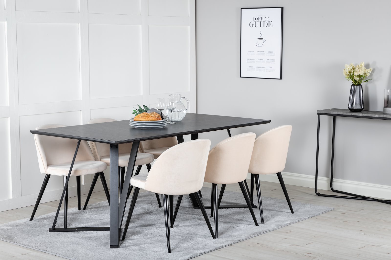 Marina og Velvet Spisegruppe Marina spisebord i sort med 6 stk. Velvet spisestoler i Beige fløyel og sorte ben.