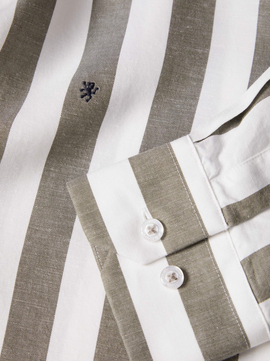 Camisa slim fit às riscas em liocel e linho