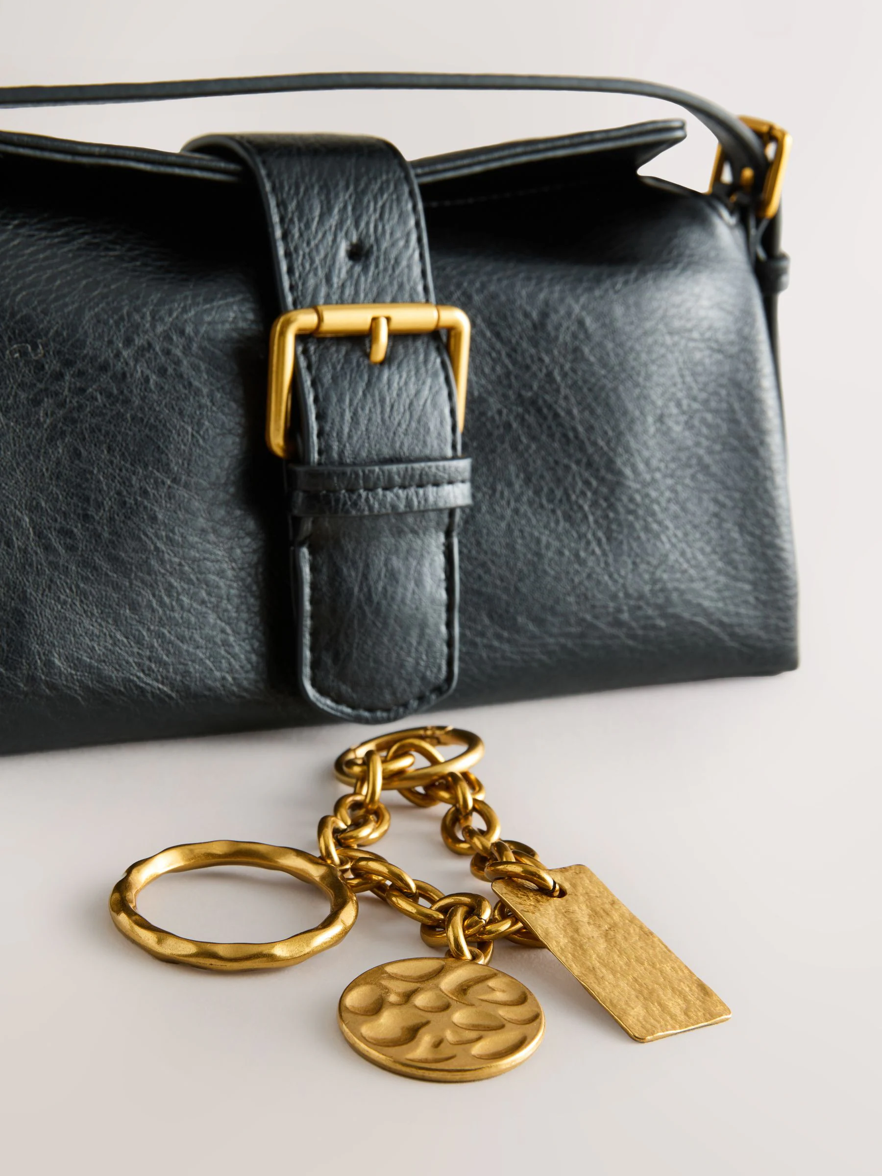 Zwart - Charm Cross-Body Buckle Bag