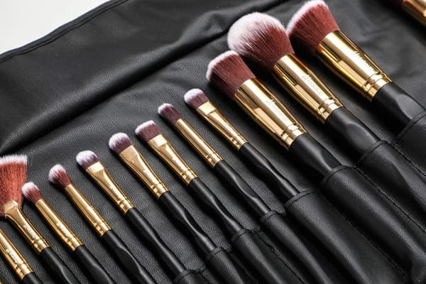 24 stk. profesjonelle og eksklusive sminkekoster i etuier Black / Gold