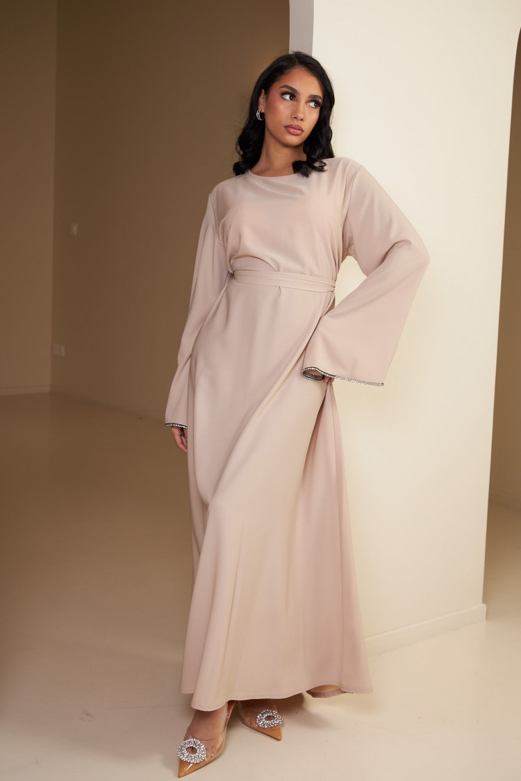 Robe beige ceinturée à perle sur les manches