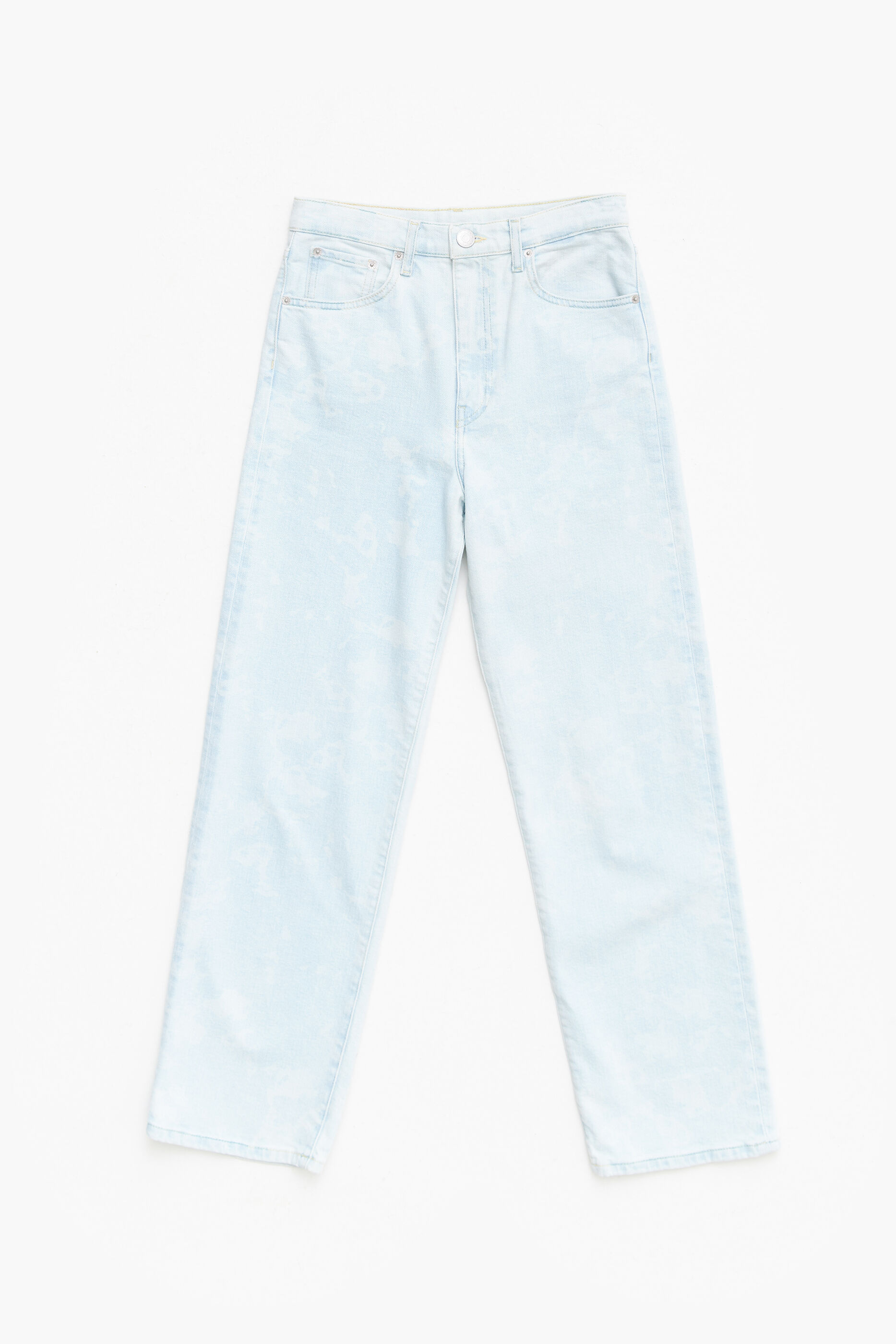 CALÇA RETA CROPPED - Calça jeans de corte reto com estampa camuflada de panda em tom azul lavado.