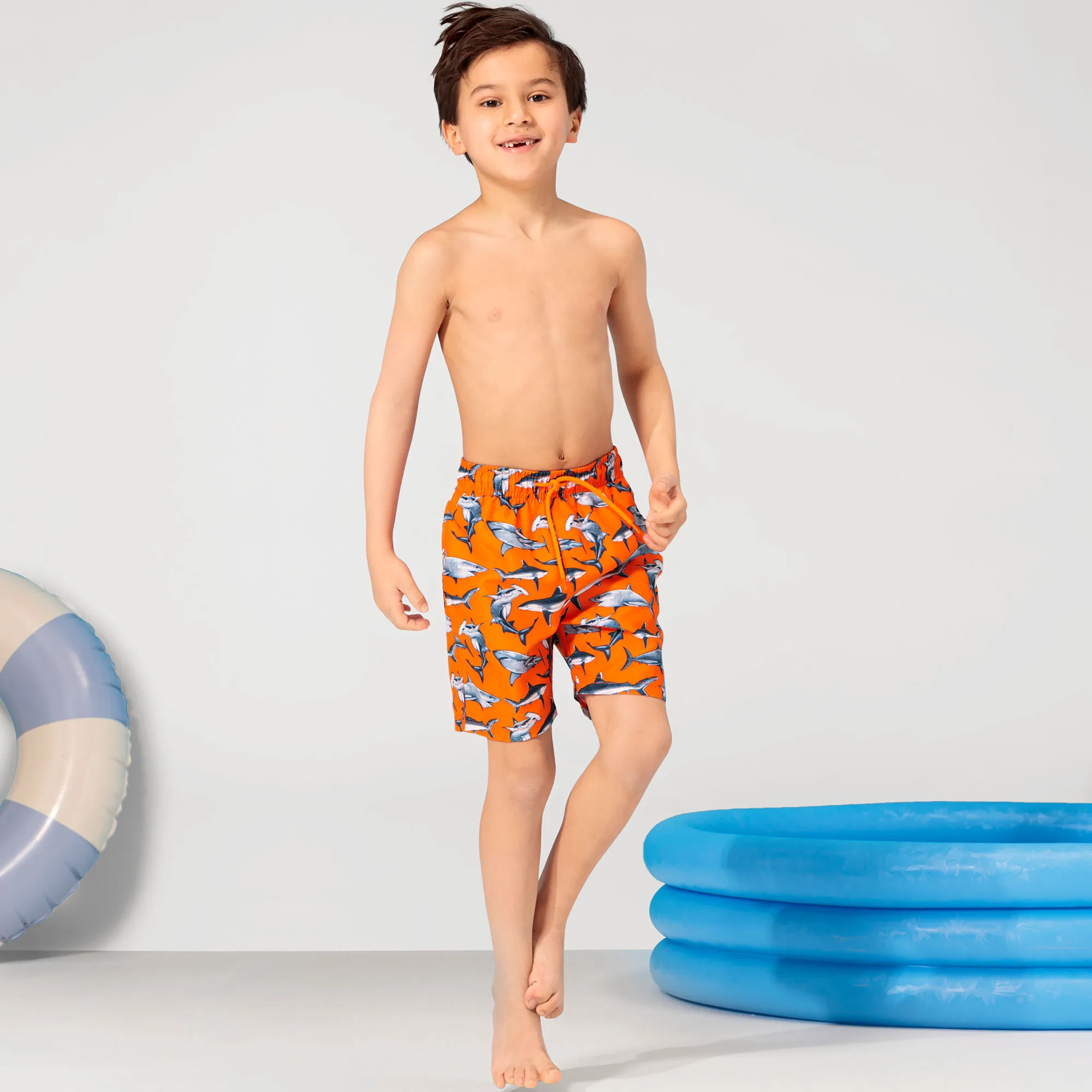 Jungen-Badeshorts mit Hai-Muster