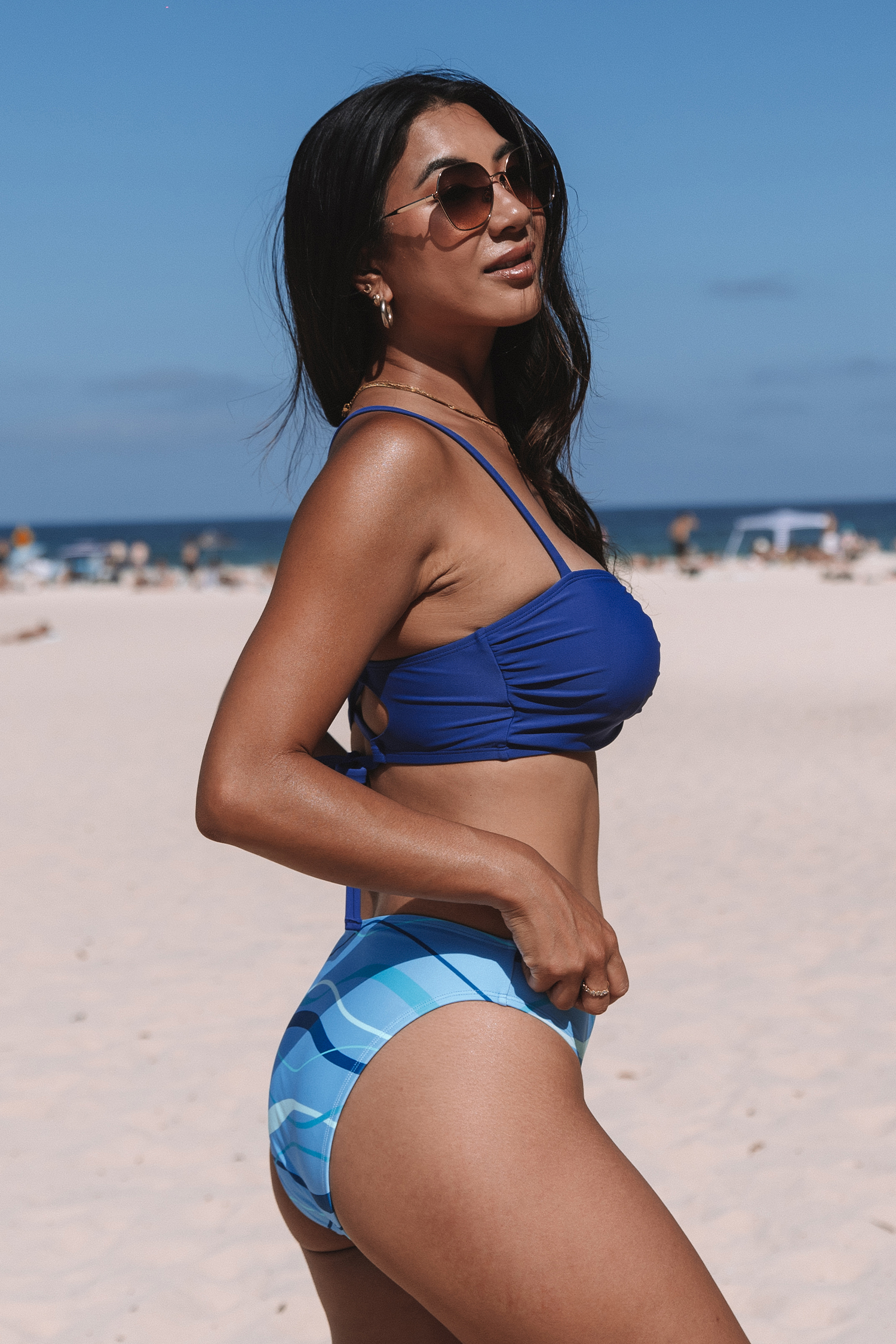 Bikini taille moyenne sportif avec col en cœur à lacer et bas à vagues roulantes