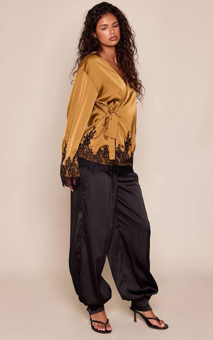 Vert Olive Chemisier Cache-cœur En Satin Avec Détails En Dentelle