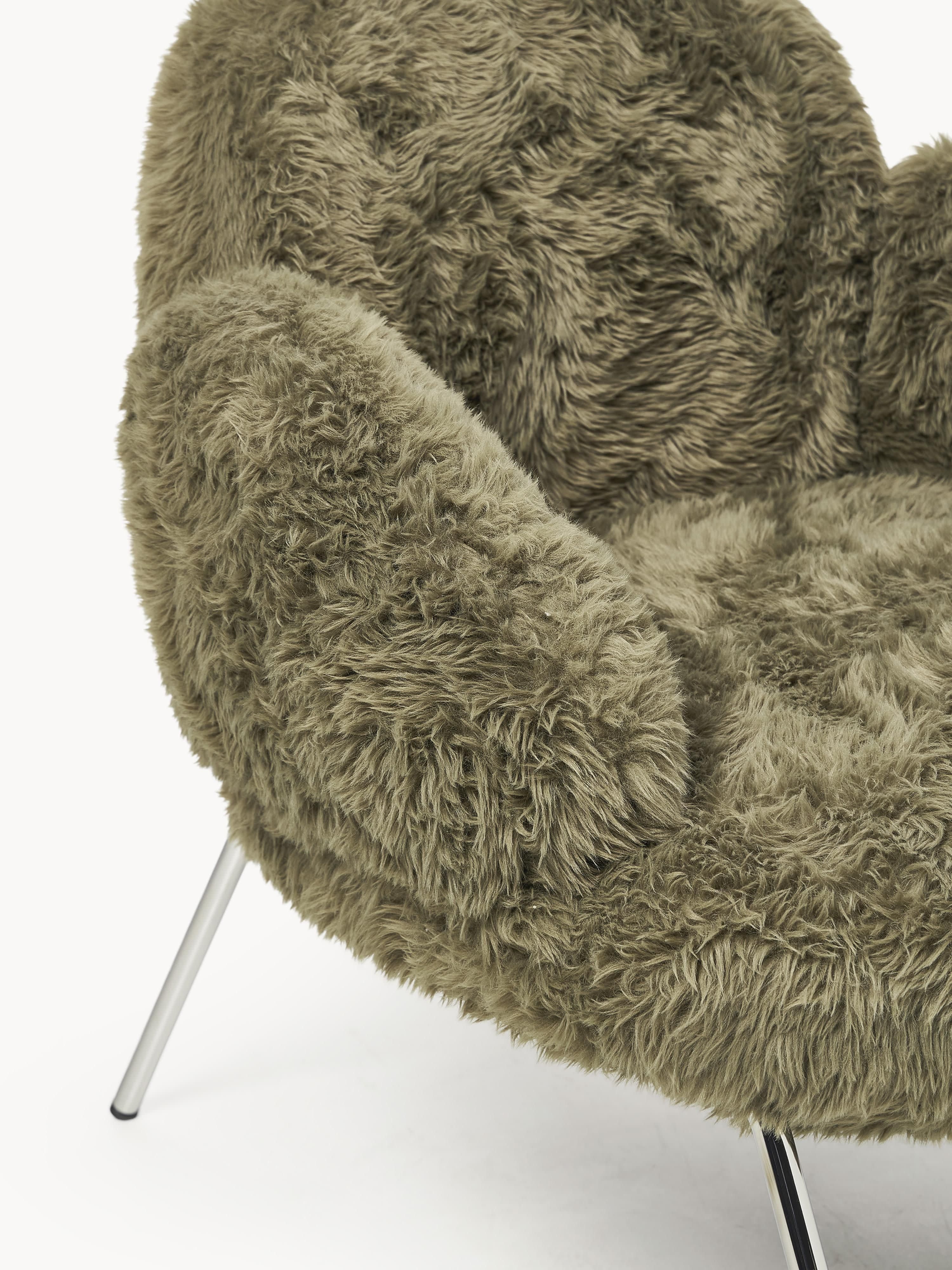 Imitatie schapenvacht fauteuil Luan met metalen poten
