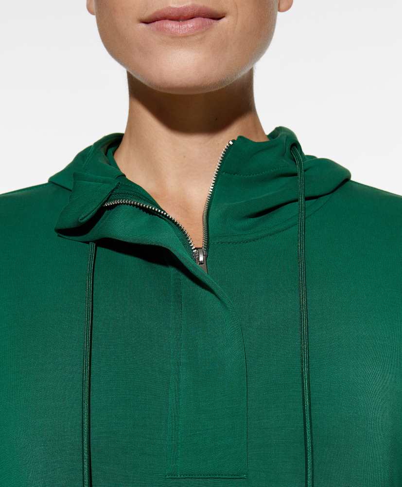 Moletom oversized em modal com toque macio e zíper.