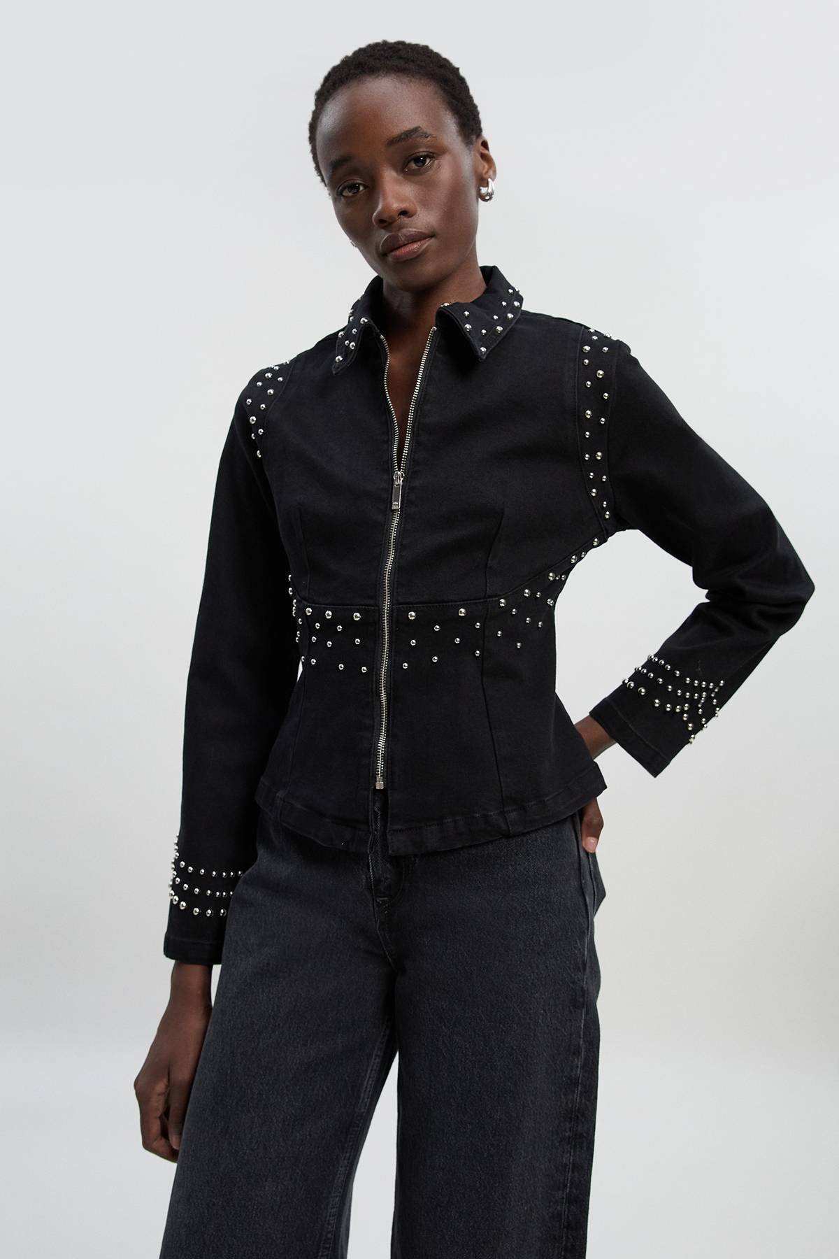 KarenMillen Veste en Jean à Col avec Fermeture Éclair et Clous Décoratifs