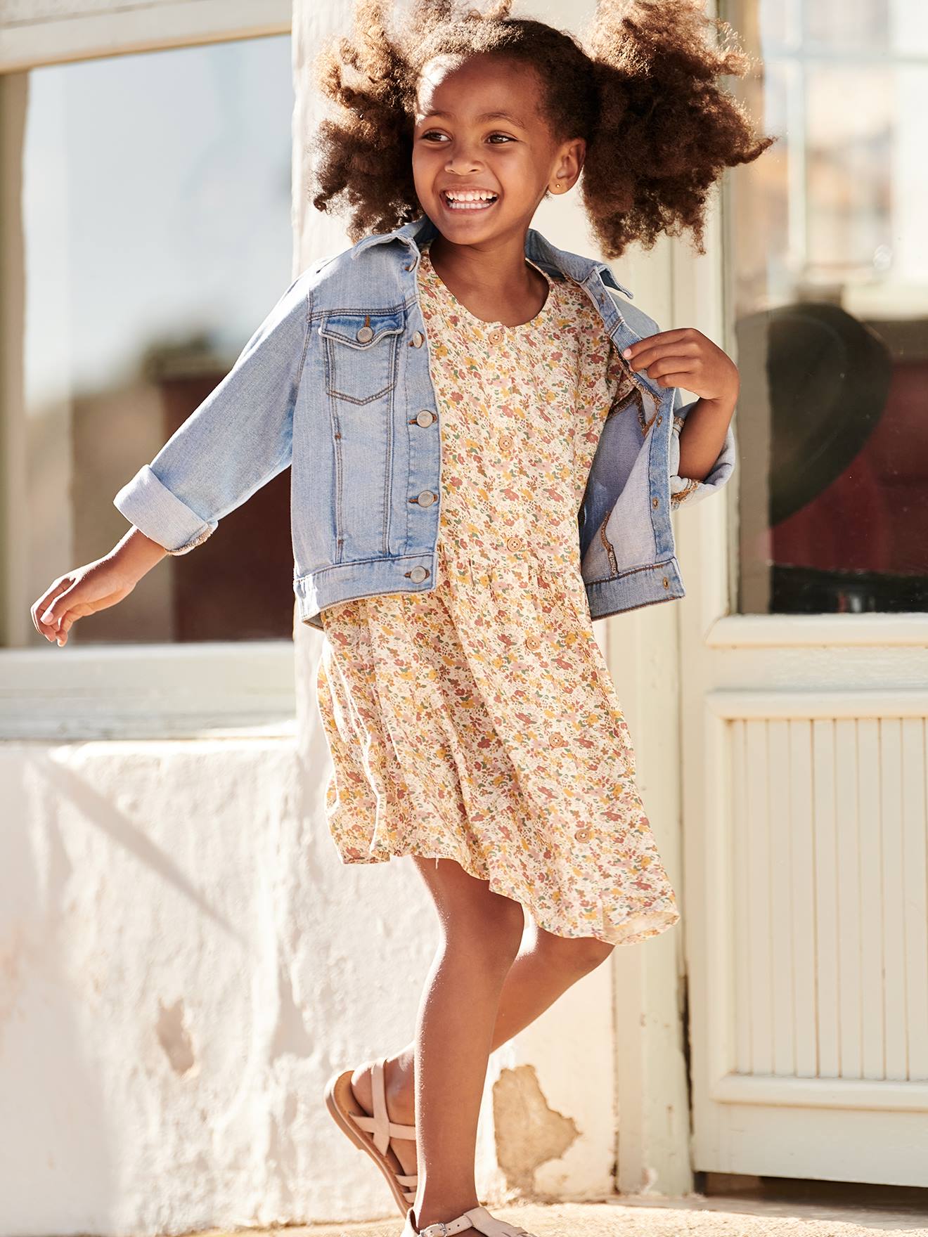 Vestido com botões e estampa floral, para meninas, na cor bege claro.