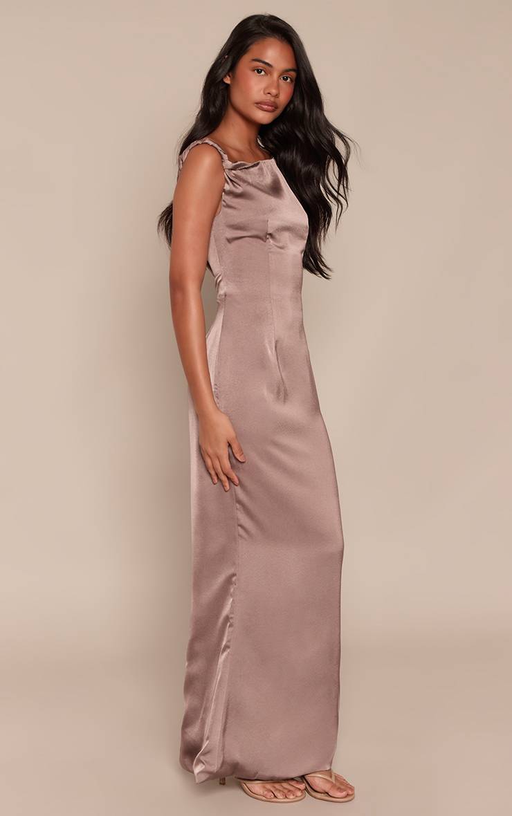 Taupe Robe Longue Satinée Asymétrique À Épaule Dénudée Avec Détail Torsadé