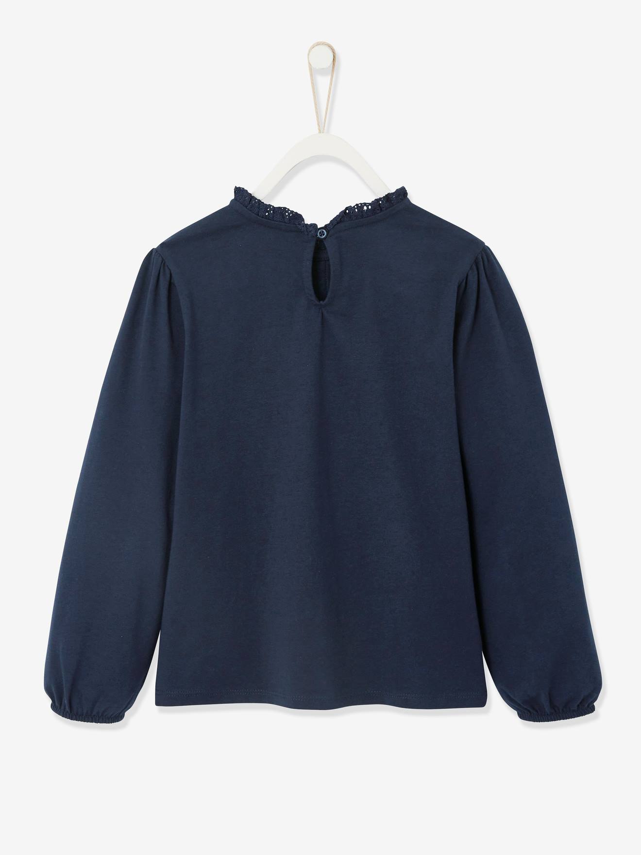 Blusa lisa verde-clara estilo camiseta com detalhes em macramê para meninas