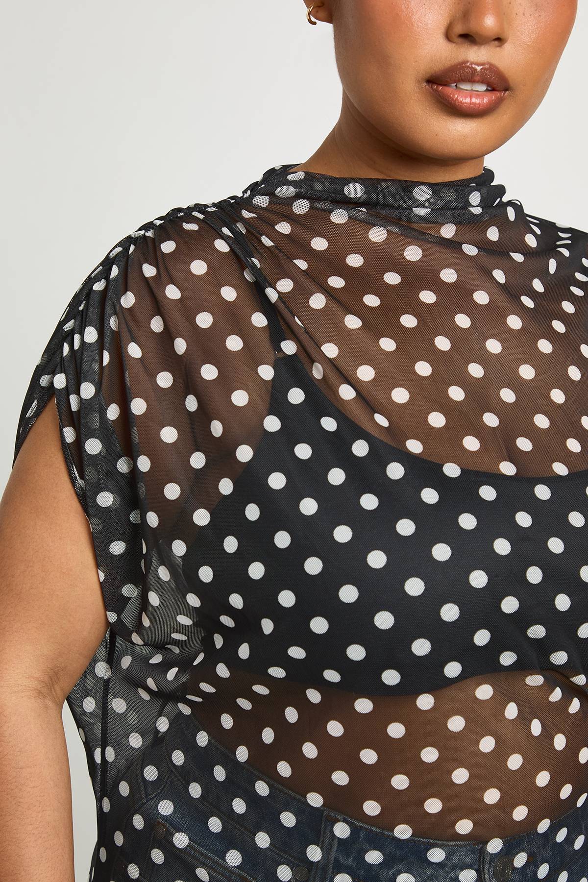 boohoo Haut Grande Taille Asymétrique En Mesh À Pois Avec Col Montant Et Fronces Latérales