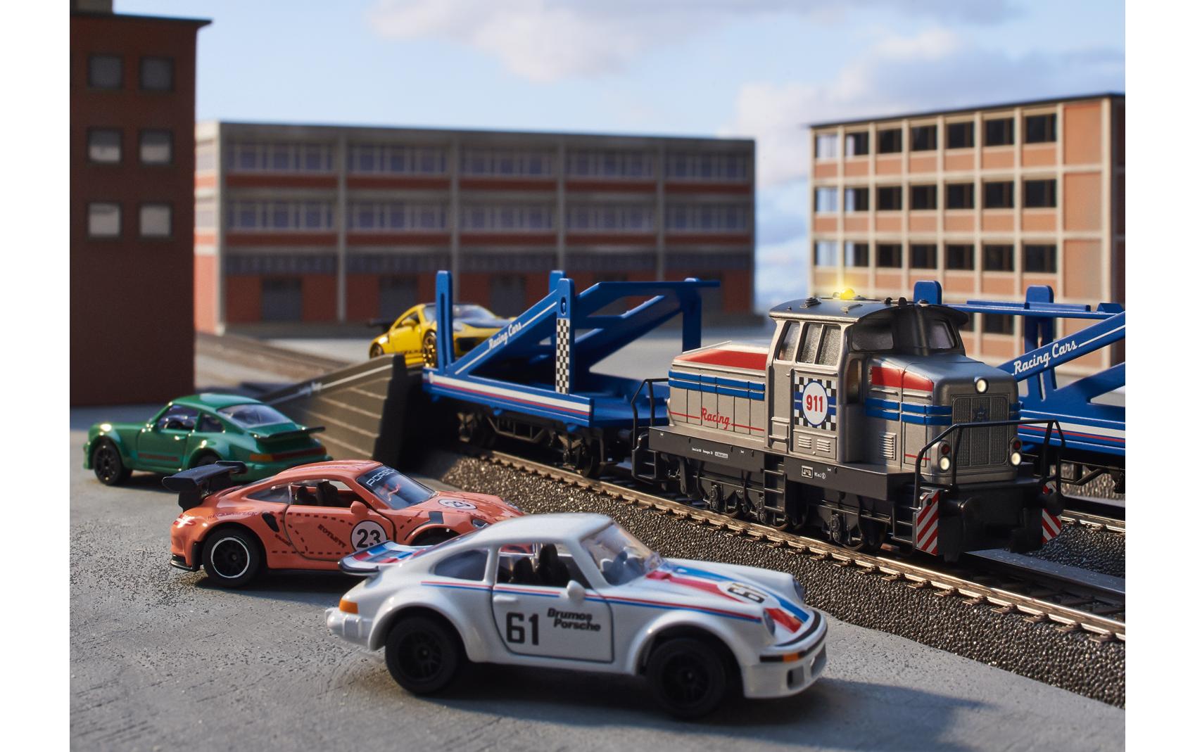 Startpackung Autotransportzug<br>Märklin Start up – Diesellokomotive Henschel DHG 500 mit doppelstöckigen Autotransportwagen und Porsche Modellautos