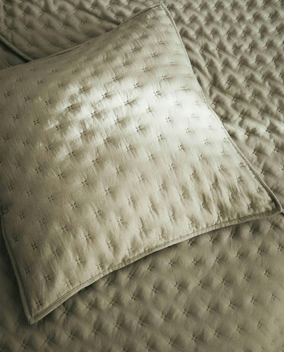 CAPA DE ALMOFADA ACOLCHOADA COM BOLINHAS