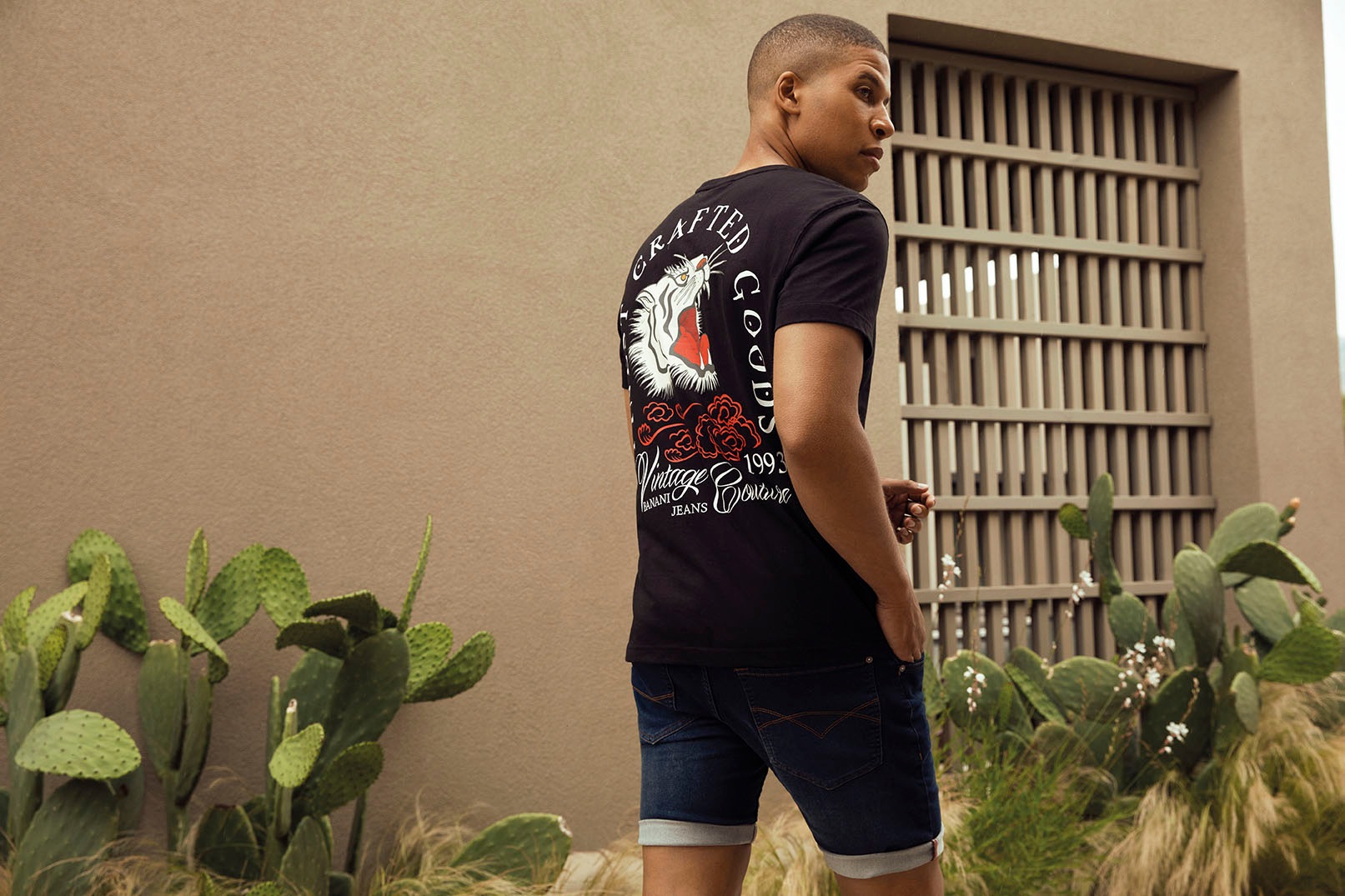 Bruno Banani Jeansshorts Set, mit Band, 2 Stk. tlg. bequemer Sitz,  gerade Beinform,  mit praktischen Taschen