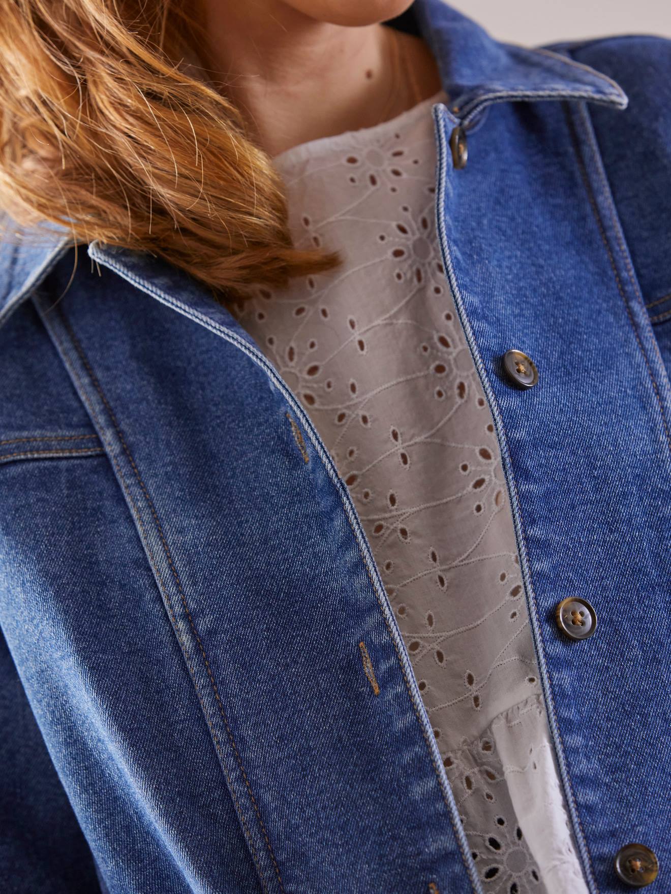 Jaqueta jeans lisa azul-escura, adequada para gestantes e para o período pós-parto.