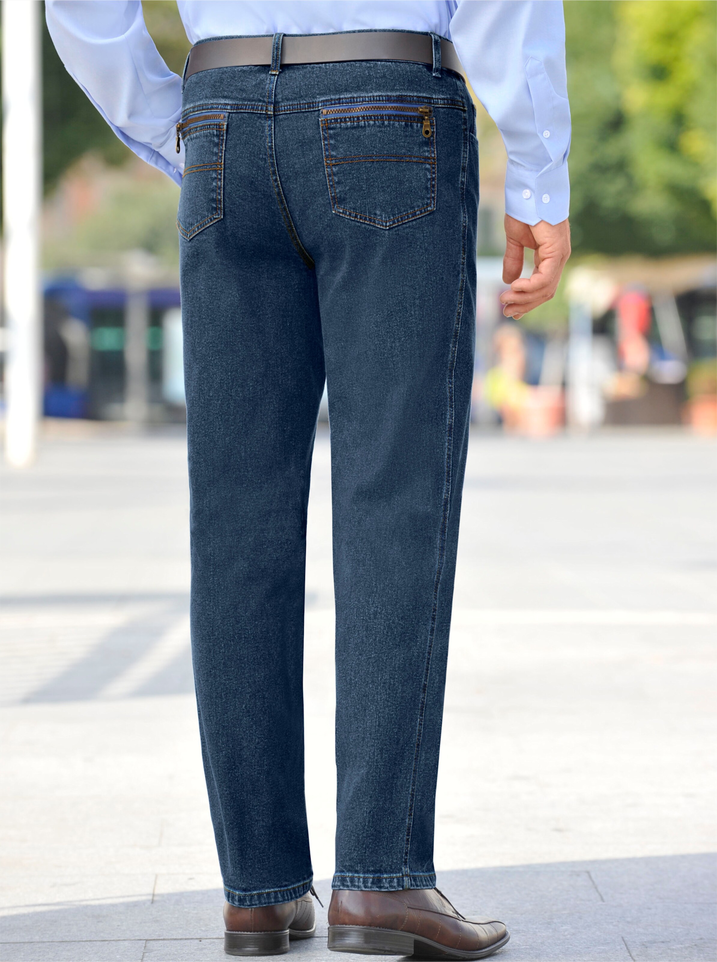 Jeans in blue-stone-washed