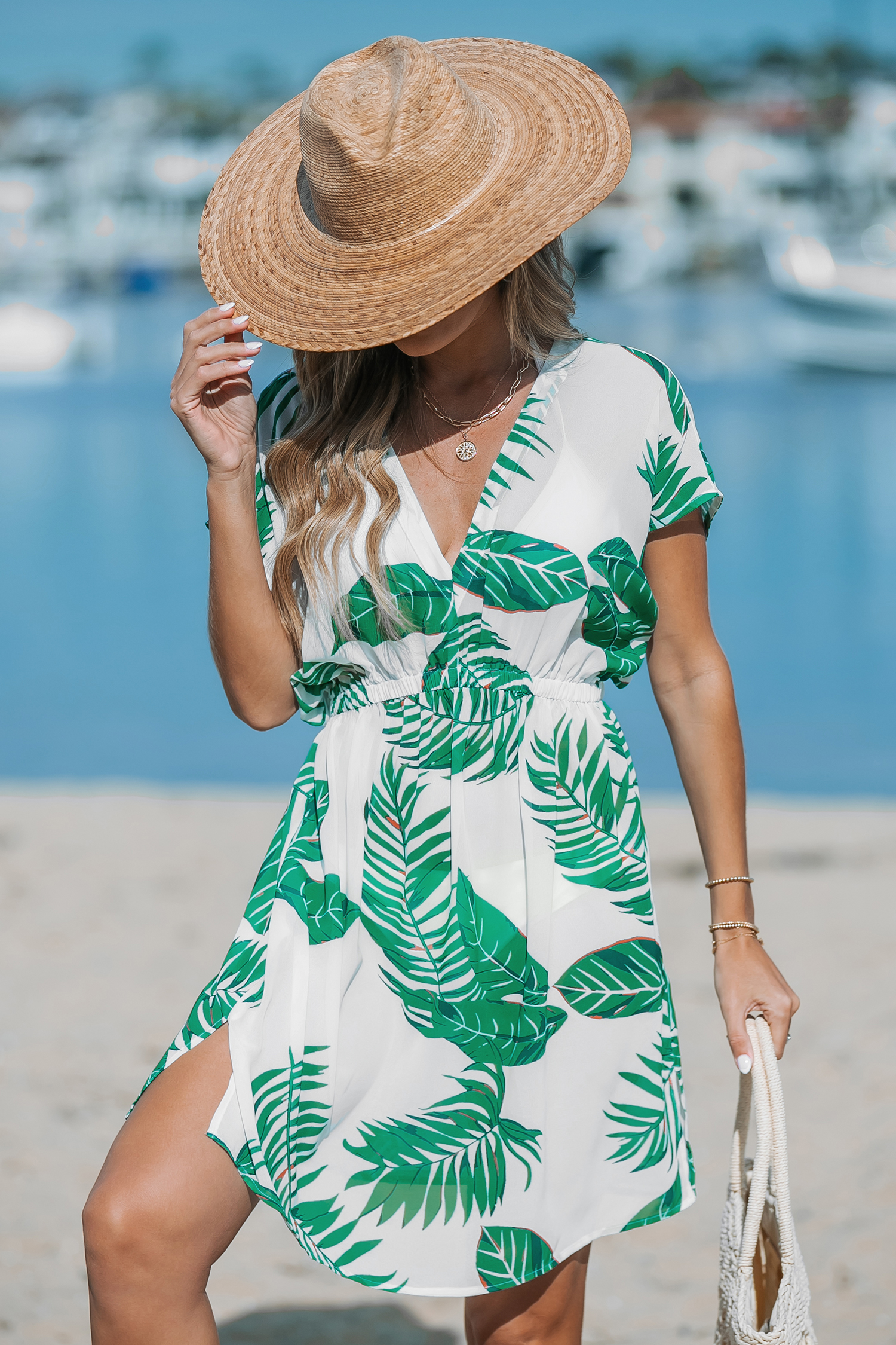 Robe cover up mini en feuilles de palmier tissée