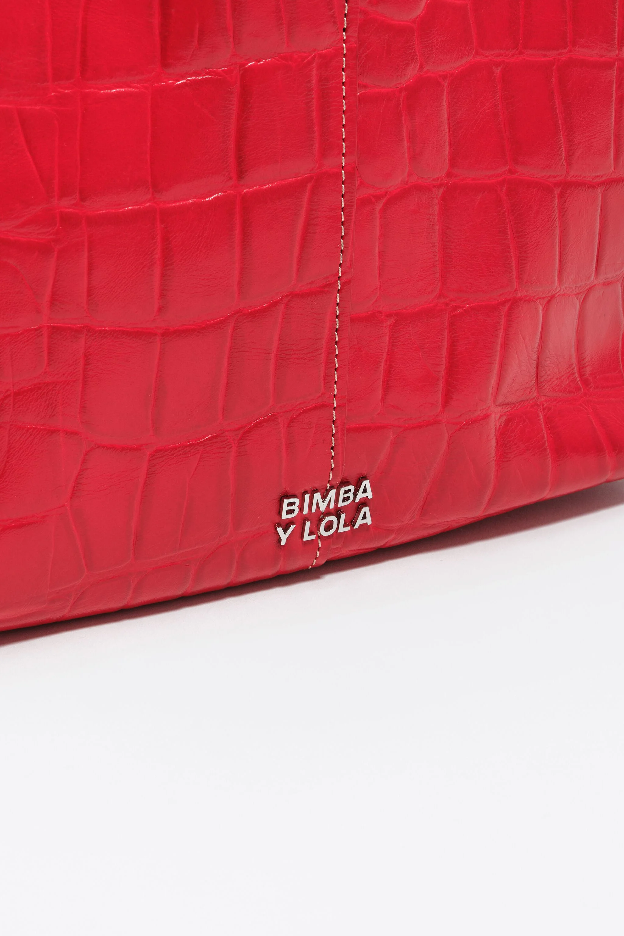 Bolsa de compras média em couro vermelho com estampa de crocodilo.