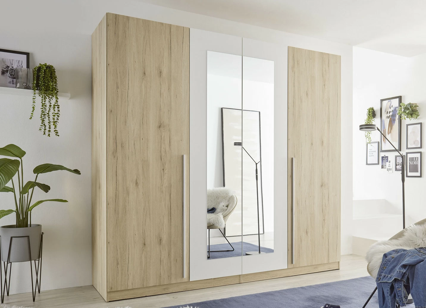 Moderner und formschöner Kleiderschrank