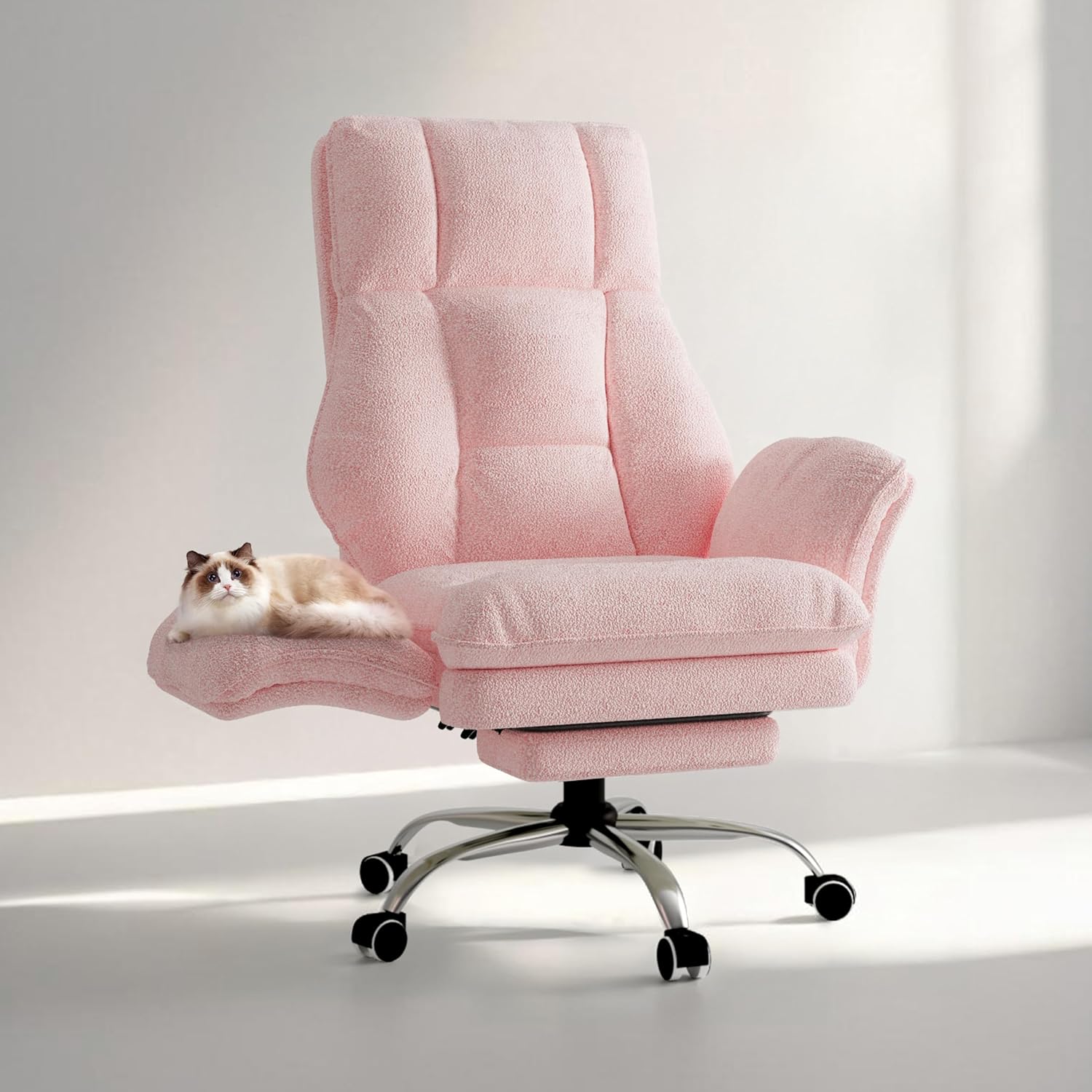 Bürostuhl Chefsessel Ergonomisch, Gaming Stuhl mit Fußstütze & 135° Verstellbarer Rückenlehne, Drehstuhl mit klappbaren Armlehnen, Hochlehner aus Teddy-Fleece Stoff – Rosa