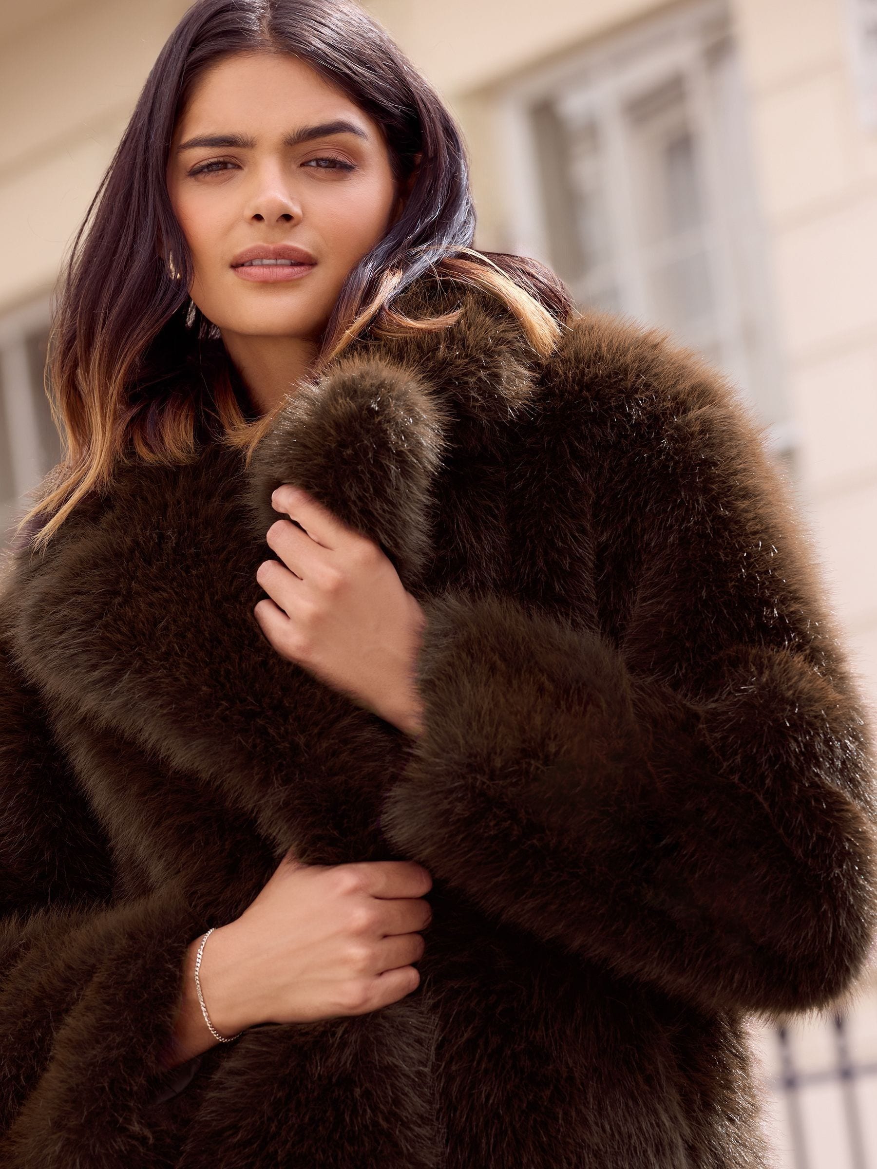 Bruin - Friends Like These X Lucy Mecklenburgh Halflange Jas van Imitatiebont met Ceintuur