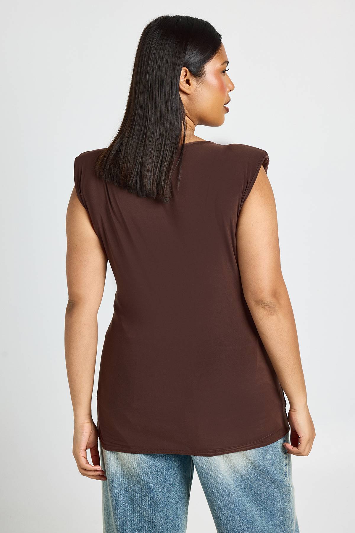 boohoo Haut Grande Taille À Drapé Avec Détail De Bordure